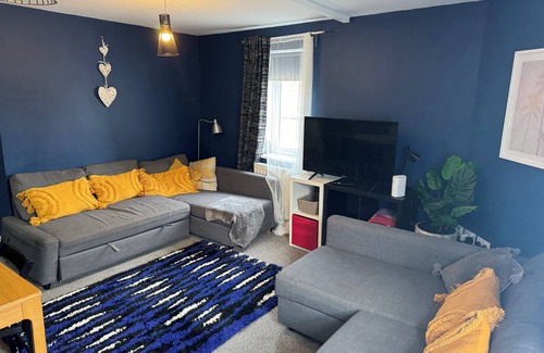 Hanham Apartment | 3 bed flat sleeps 10 free parking