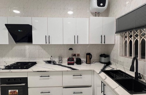 Adentan Apartment | 3 Bed Flat - Sleeps 6 - Parking - Wifi