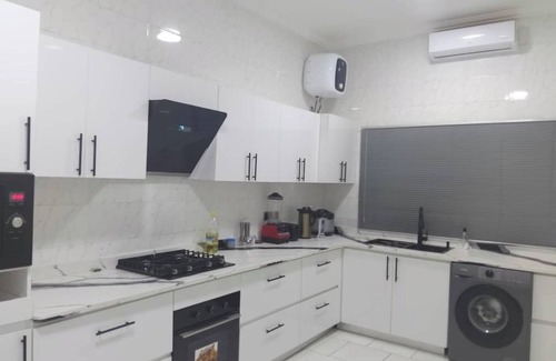 Adentan Apartment | 3 Bed Flat - Sleeps 6 - Parking - Wifi