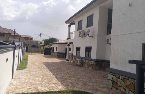 Adentan Apartment | 3 Bed Flat - Sleeps 6 - Parking - Wifi