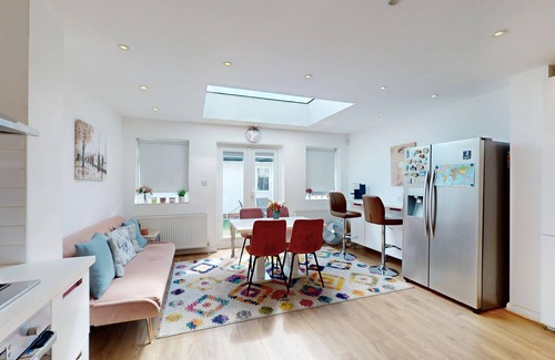 Whittington House | 3 Bed Home - 10 Min Walk to Mill Hill Tube