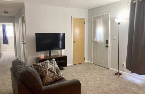 Bloomington House | 3-Bed Home In A Quiet And Secure Neighborhood