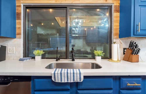 Mission Bend House | 3 bed home with Luxury Hot Tub, Deck, Wifi and Arcade Games