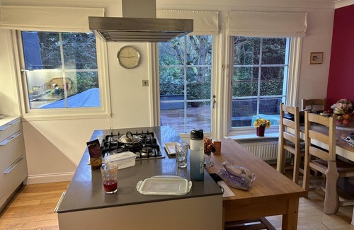 Coombe Hill House | 3 Bed House - Sleeps 5 - Sauna - Garden - Gym