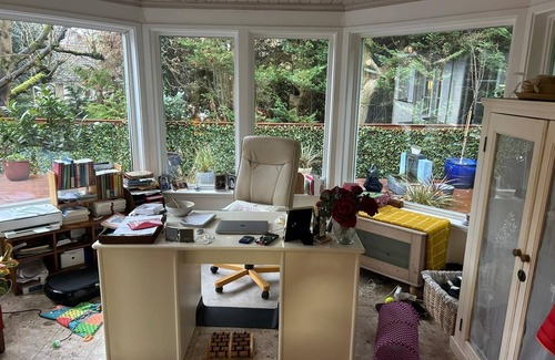 Coombe Hill House | 3 Bed House - Sleeps 5 - Sauna - Garden - Gym