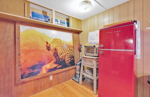 Bombay Beach House | 3-bed house in arts destination Bombay Beach with AC, WiFi, and sculpture garden