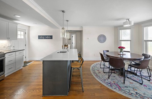 Somerville Condo | 3 Bed Moreland St · Stunning 3+BD Under 10 mins to BOS w/parking & W/D