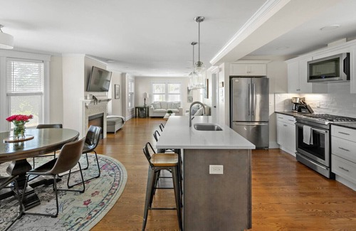 Somerville Condo | 3 Bed Moreland St · Stunning 3+BD Under 10 mins to BOS w/parking & W/D