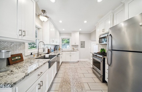 Cherry Street House | 3 bed, office, hot tub, 2 min to Cherry St