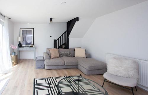 Houston House | 3 Bed - Parking with Garden 10mins to Airport