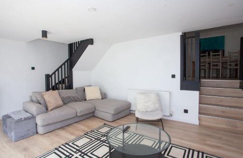 Houston House | 3 Bed - Parking with Garden 10mins to Airport