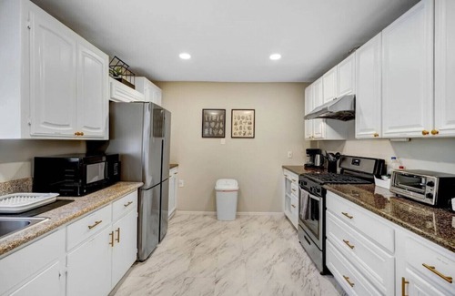 Alhambra House | 3-Bed Retreat with Spa-Like Bath, Well-Equipped Kitchen, Laundry On-Site, and Reserved Parking.