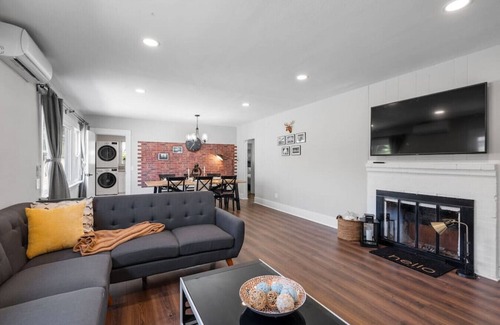 Alhambra House | 3-Bed Retreat with Spa-Like Bath, Well-Equipped Kitchen, Laundry On-Site, and Reserved Parking.