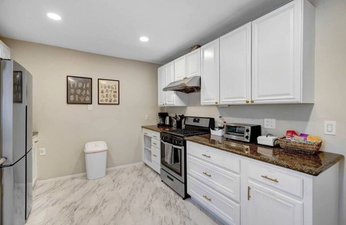 Alhambra House | 3-Bed Retreat with Spa-Like Bath, Well-Equipped Kitchen, Laundry On-Site, and Reserved Parking.