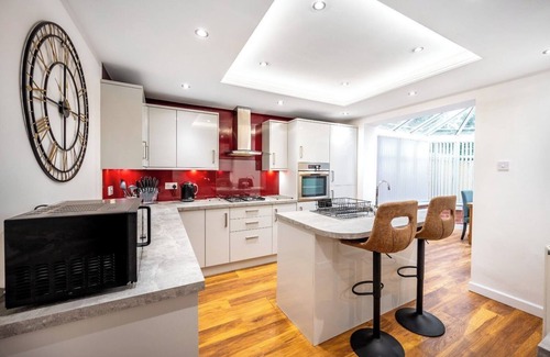 Old Trafford House | 3 Bed Semi-Detached House for Contractor and Relocation in Manchester
