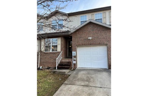 Cross Lanes House | 3 bed townhouse close to Casino!