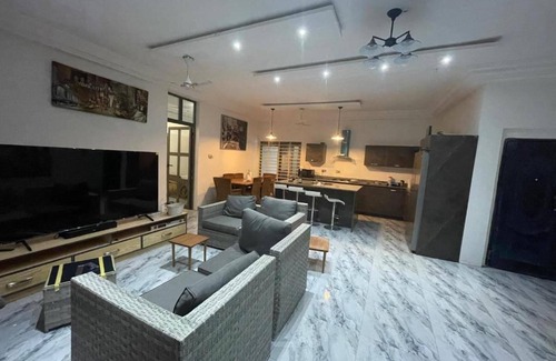 Accra Villa | 3 Bed Villa-private Garden-offstreetparking-aircon