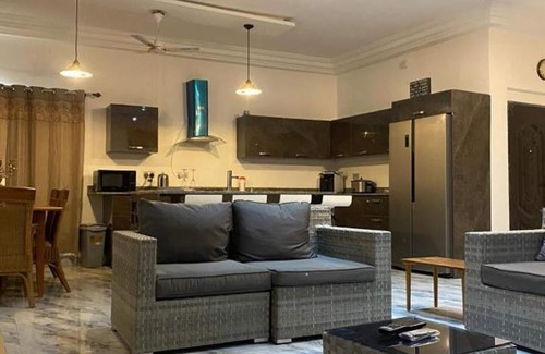 Accra Villa | 3 Bed Villa-private Garden-offstreetparking-aircon
