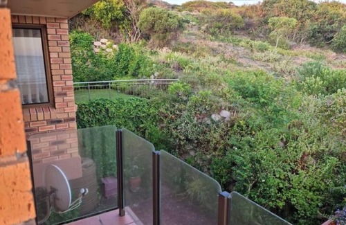 Glentana House | 3-Bedr Holiday Home, 5-min Walk to Beach, Seaview!