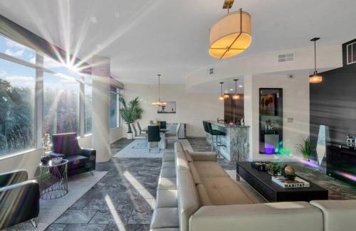 South Eola Apartment | 3 Bedrm Palace Suite - King FL bed & Free EV Charging