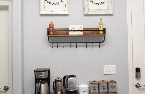 Kingman House | 3-BedRm Pool House w/Coffee Bar & 5 Total Beds
