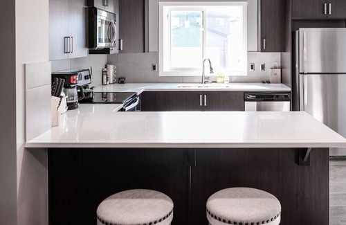 Cochrane House | 3 Bedroom 2.5 Bath Near Canmore, Banff & Calgary Airport Pet Friendly