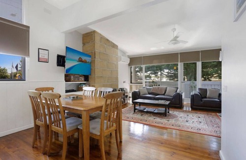 Warrnambool Apartment | 3 bedroom, 2 bathroom townhouse in CBD