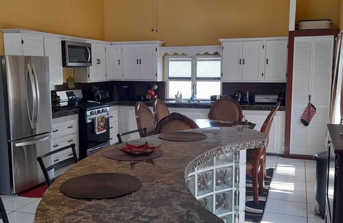 Belize City House | 3 BEDROOM 2 BATHROOM SPACIOUS VACATION HOME