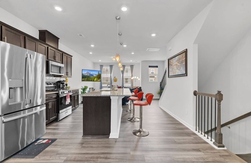 Durham House | 3-bedroom/3.5 bath near RDU/RTP with personal workspace,smart TVs, pool,dog park
