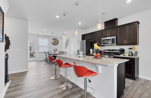 Durham House | 3-bedroom/3.5 bath near RDU/RTP with personal workspace,smart TVs, pool,dog park