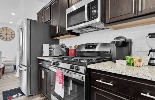 Durham House | 3-bedroom/3.5 bath near RDU/RTP with personal workspace,smart TVs, pool,dog park