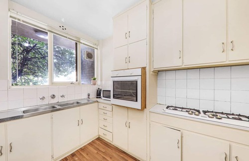 St. Kilda East Apartment | 3 Bedroom 60s Retro by Alma Park