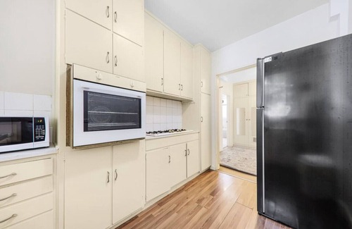 St. Kilda East Apartment | 3 Bedroom 60s Retro by Alma Park
