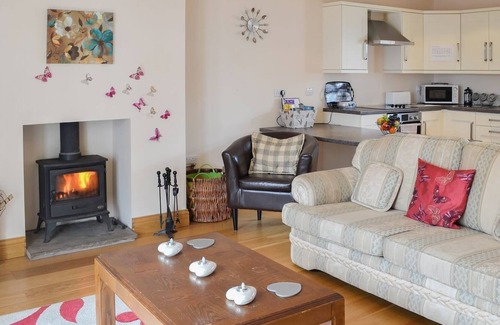 Lockerbie Cottage | 3 bedroom accommodation in Hangingshaw, near Lockerbie