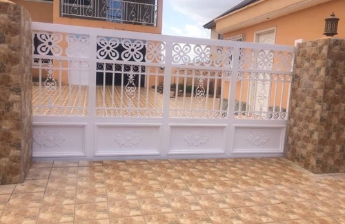 Kwabenyan Apartment | 3 Bedroom and 2 Bathroom Living Room Luxury Apartment