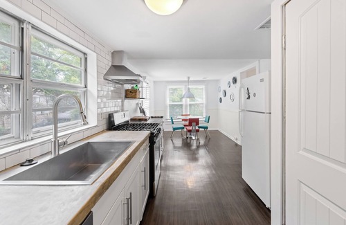 Central Gardens House | 3-bedroom Annesdale Duplex #2 - 5 mins to Medical District! Sleeps 5