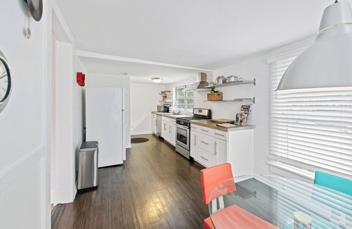 Central Gardens House | 3-bedroom Annesdale Duplex #2 - 5 mins to Medical District! Sleeps 5