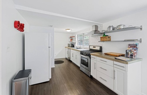 Central Gardens House | 3-bedroom Annesdale Duplex #2 - 5 mins to Medical District! Sleeps 5
