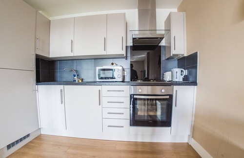 Clementswood Apartment | 3 Bedroom Apartment at Ilford Tower Apartments