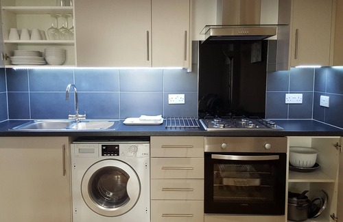 Clementswood Apartment | 3 Bedroom Apartment at Ilford Tower Apartments