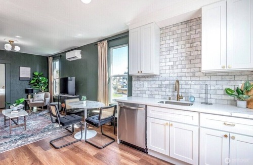 South End Apartment | 3-bedroom apartment in welcoming Tacoma with AC, WiFi