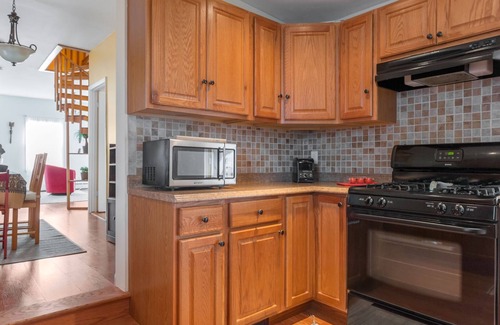 East Somerville Apartment | 3 bedroom apartment next to T stop/off street parking