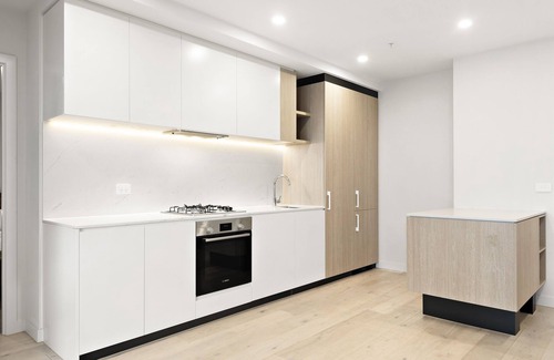 Box Hill Apartment | 3-bedroom apt 300 meters to train station, 15 mins to CBD