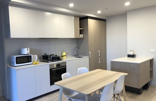 Box Hill Apartment | 3-bedroom apt 300 meters to train station, 15 mins to CBD