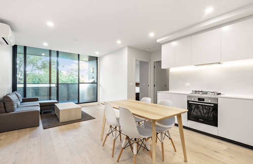 Box Hill Apartment | 3-bedroom apt 300 meters to train station, 15 mins to CBD