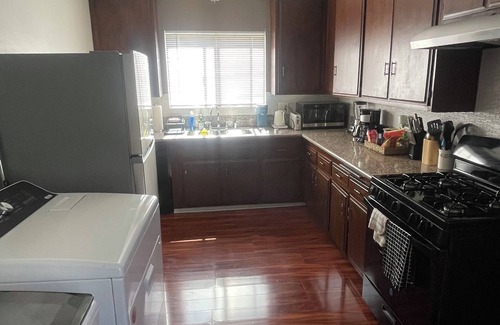 North Redondo Apartment | 3-Bedroom Apt - Heart of Redondo Beach. Near LAX/Northrup/Hospital/Forum/Sofi