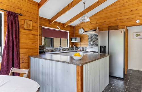 Waihi House | 3 bedroom bungalow next to awesome swimming hole!