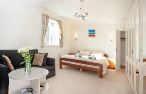 Paignton House | 3 Bedroom Bungalow with great Sea Views, Private Hot Tub & Gardens