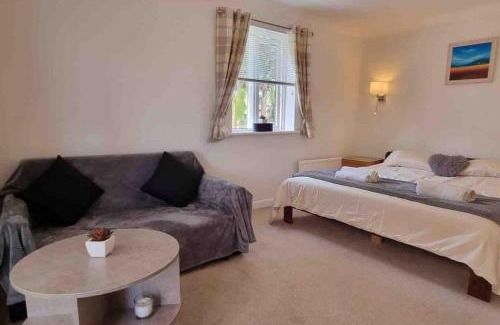 Paignton House | 3 Bedroom Bungalow with great Sea Views, Private Hot Tub & Gardens
