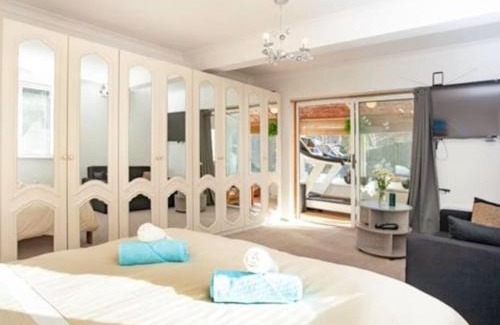 Paignton House | 3 Bedroom Bungalow with great Sea Views, Private Hot Tub & Gardens